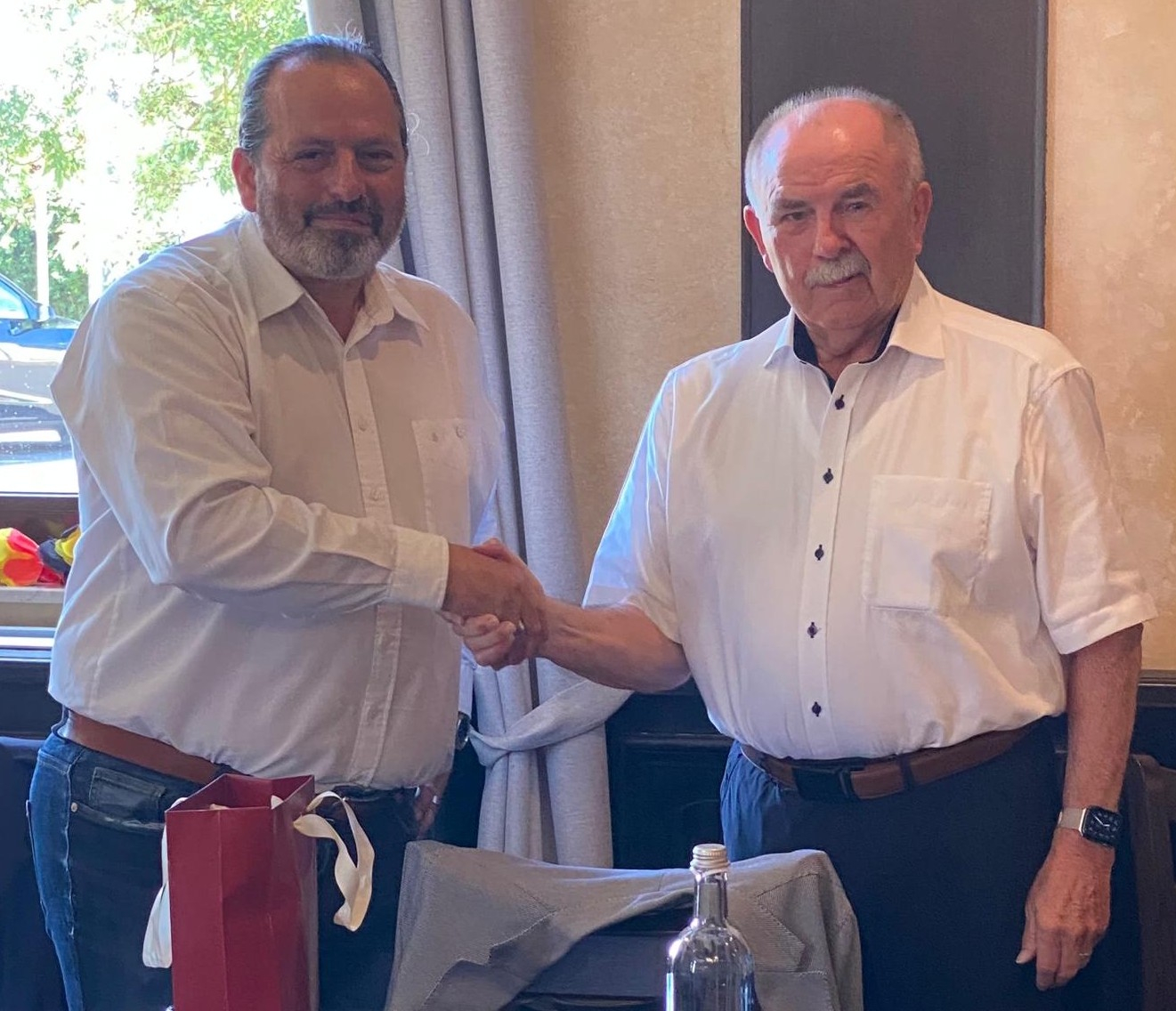 Friedel Kopp, der scheidende Vorsitzende, erhält von seinem Nachfolger Andreas Nickel ein Präsent als kleines Dankeschön für sein langjähriges Engagement für das BKH Hessen e.V.